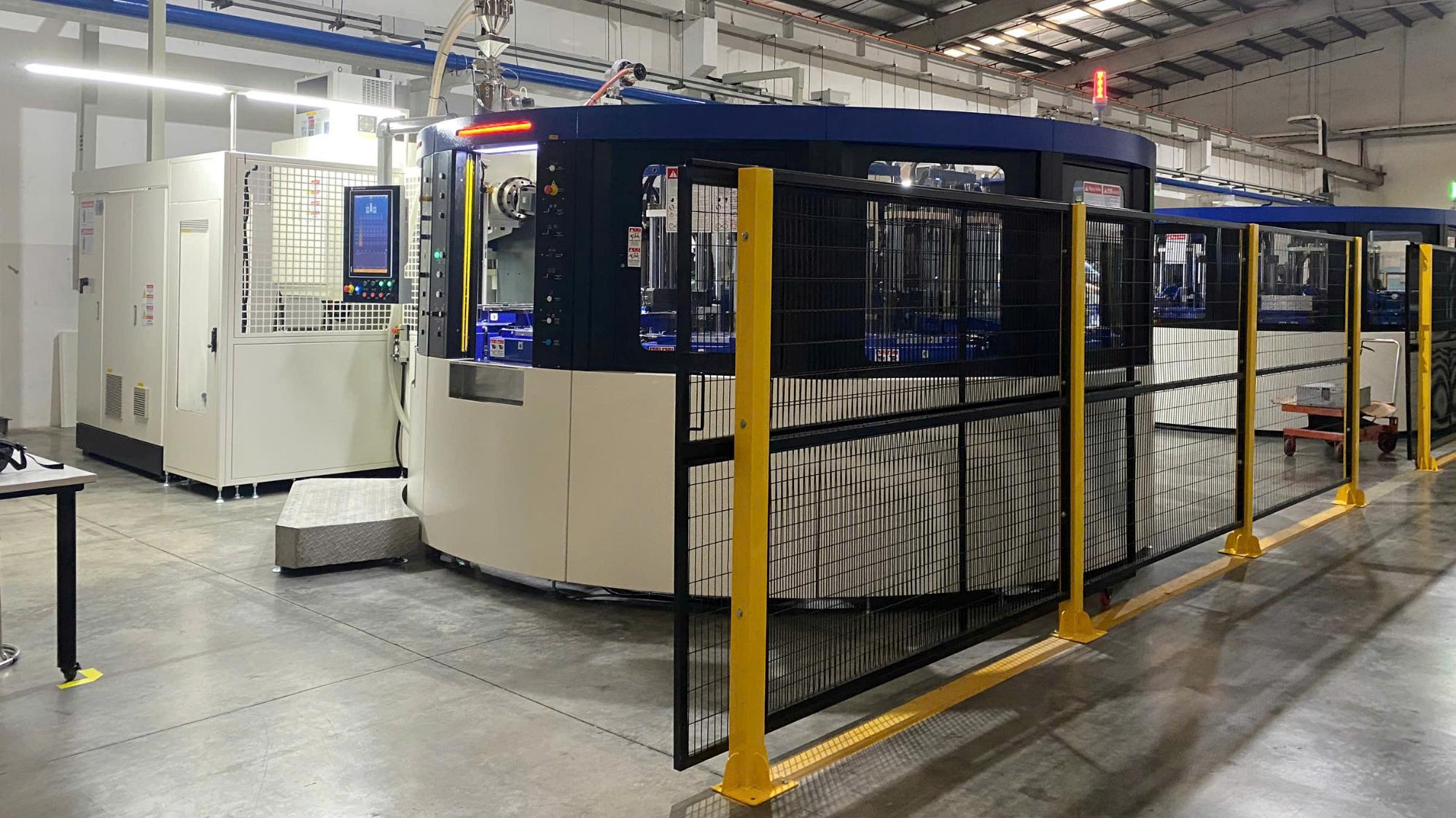 SCF injection molding machine