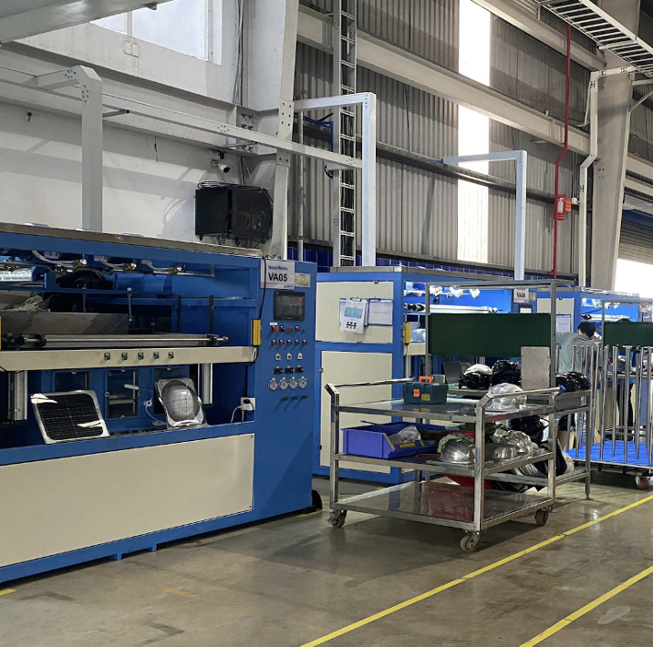 Vacuum forming machine